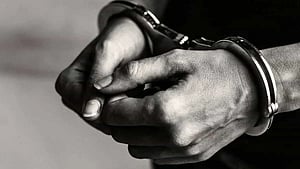 பயங்கரவாத சூழ்ச்சி: 
குஜராத்தில் 22 வயது இளைஞா் கைது