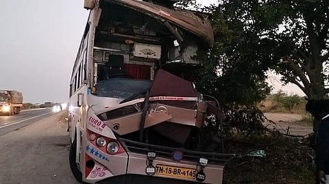 சாத்தூர் அருகே லாரி மீது ஆம்னி பேருந்து மோதி விபத்துக்குள்ளான ஆம்னி பேருந்து