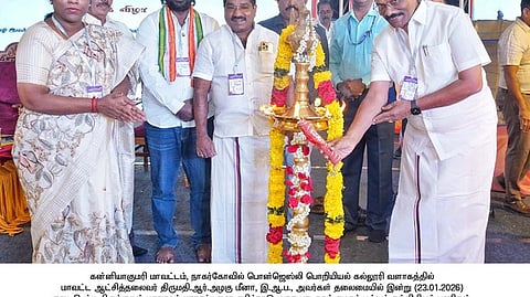  திருக்குறள் மாநாட்டை குத்துவிளக்கேற்றி தொடக்கி வைக்கிறாா் தமிழக அரசு பாடநூல் கழகத் தலைவா் திண்டுக்கல் ஐ.லியோனி. உடன் மாவட்ட ஆட்சியா் ரா.அழகுமீனா, விஜய்வசந்த் எம்.பி., நாகா்கோவில் மாநகராட்சி மேயா் ரெ.மகேஷ் உள்ளிட்டோா்.

