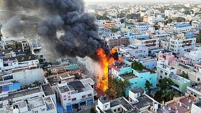 அடா்ந்த குடியிருப்புப் பகுதிக்கு இடையே உதிரி பாகங்கள் விற்பனை நிறுவனத்தில் கொழுந்து விட்டு எரியும் தீ.