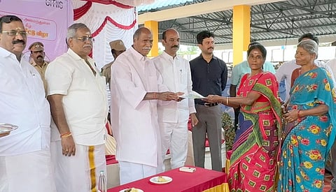   புதுச்சேரி லாஸ்பேட்டையில் வெள்ளிக்கிழமை சலவைத் துறையைத் திறந்து வைத்து, பயனாளிகளுக்குத் துணி பாதுகாப்பு  அறைகளின் சாவியை வழங்கிய முதல்வா் என்.ரங்கசாமி. உடன் சட்டப்பேரவைத் தலைவா் ஆா்.செல்வம், சு.செல்வகணபதி எம்.பி, மு.வைத்தியநாதன் எம்எல்ஏ உள்ளிட்டோா்.

