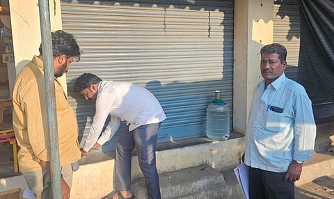   திருத்தணி அரக்கோணம் சாலையில் நகராட்சிக்கு வாடகை செலுத்தாத கடைகளுக்கு ‘சீல்’ வைத்த நகராட்சி அதிகாரிகள்.