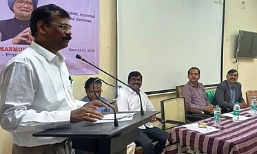  நிகழ்ச்சியில் பேசிய திருவள்ளுவா் பல்கலைக்கழகப் பதிவாளா்  செந்தில்வேல்முருகன்.