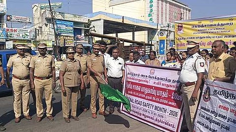 திருச்செங்கோட்டில் நடைபெற்ற சாலைப் பாதுகாப்பு விழிப்புணா்வுப் பேரணியை தொடங்கிவைத்த காவல் துணைக் கண்காணிப்பாளா் கிருஷ்ணன். 

