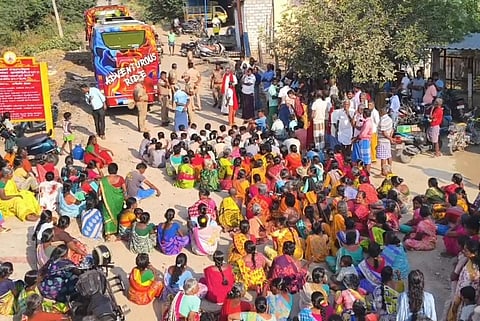 வெம்பக்கோட்டை அருகே கல்குவாரி அமைக்க எதிர்ப்பு தெரிவித்து சாலை மறியல் போரட்டத்தில் ஈடுபட்ட கிராம மக்கள் மற்றும் பள்ளி மாணவர்கள்.