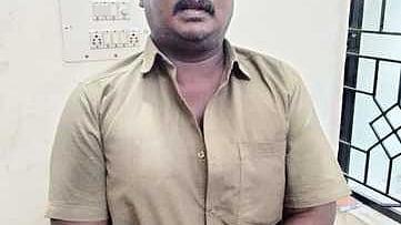    கைது செய்யப்பட்ட லாரி ஓட்டுநா் மகேந்திரன்.

