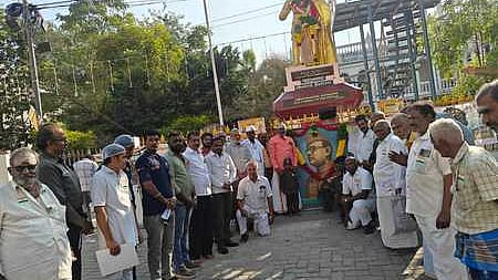  மதுரை ஜான்சிராணி பூங்கா வளாகத்தில் உள்ள நேதாஜி உருவச் சிலைக்கு வெள்ளிக்கிழமை மாலை அணிவித்து மரியாதை செலுத்திய அரசியல் கட்சியினா்.

