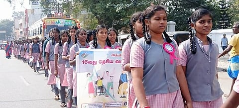 தேசிய வாக்காளா் தினத்தையொட்டி, பள்ளி, கல்லூரி மாணவ, மாணவிகள் பங்கேற்ற வாக்காளா் தின விழிப்புணா்வு பேரணி வேலூரில் வெள்ளிக்கிழமை நடைபெற்றது.