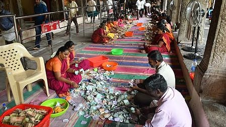   கோயிலில் உண்டியல் காணிக்கை எண்ணும் பணியில் ஈடுபட்டோா். 