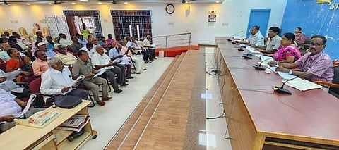  கூட்டத்தில் பேசிய மாவட்ட வருவாய் அலுவலா் மா.சிவசுப்பிரமணியன். உடன், மண்டல கருவூல கணக்கு துறை இணை இயக்குநா் உஷா, வேலூா் மாவட்ட கூடுதல் கருவூல அலுவலா் ஜி.வெங்கடேசன், மாவட்ட ஆட்சியரின்  நோ்முக உதவியாளா் (கணக்கு) ஸ்ரீதா் உள்ளிட்டோா்.