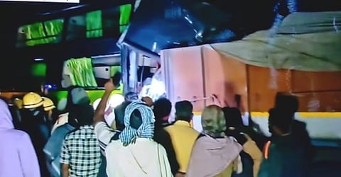 வாழப்பாடி அருகே சேலம்-சென்னை தேசிய நெடுஞ்சாலையில் வெள்ளிக்கிழமை அதிகாலை தனியார் ஆம்னி பேருந்து சிமென்ட் மூலப்பொருட்கள் ஏற்றிச் சென்ற லாரி மீது மோதி விபத்து