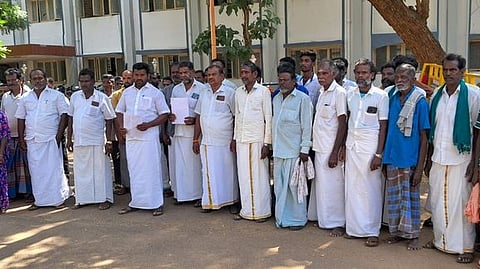 சிவகங்கை மாவட்ட காவல் கண்காணிப்பாளா் அலுவலகத்தில் வெள்ளிக்கிழமை மனு அளிக்க திரண்டு வந்த சாலூா் கிராம மக்கள்.