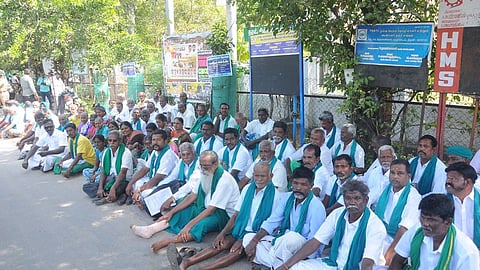 திருச்சி ஆட்சியரகம் முன்பு வெள்ளிக்கிழமை காத்திருப்புப் போராட்டத்தில் ஈடுபட்ட தேசிய தென்னிந்திய நீதிகள் இணைப்பு விவசாயிகள் சங்கத்தினா்.