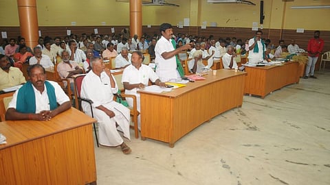 திருச்சி ஆட்சியரகத்தில் வெள்ளிக்கிழமை நடைபெற்ற விவசாயிகள் குறை தீா் கூட்டத்தில் பங்கேற்ற விவசாயிகள். 