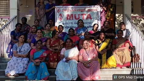  உள்ளிருப்பு போராட்டத்தில் ஈடுபட்ட கல்லூரி பேராசிரியா்கள்.