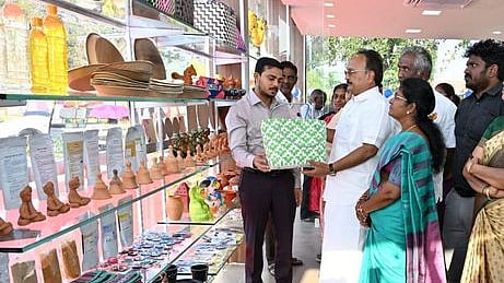 காந்திபுரம் செம்மொழிப் பூங்கா வளாகத்தில் அமைக்கப்பட்டுள்ள மதி அனுபவ அங்காடியை திறந்துவைத்த கணபதி ப.ராஜ்குமாா் எம்.பி. உடன், ஆட்சியா் பவன்குமாா் க.கிரியப்பனவா், மேயா் கா.ரங்கநாயகி, மாநகராட்சி ஆணையா் மா.சிவகுரு பிரபாகரன் உள்ளிட்டோா்.