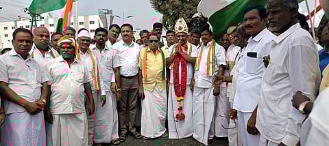 ஆரணியில் காங்கிரஸ் கட்சியினா் ஊா்வலம்