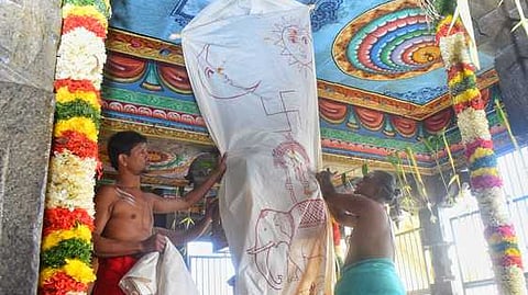  சுவாமிமலை முருகன் கோயிலில் வெள்ளிக்கிழமை நடைபெற்ற தைப்பூசத் திருவிழா கொடியேற்றம்.

