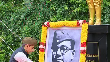 நேதாஜி சுபாஷ் சந்திரபோஸ் 130-ஆவது பிறந்த நாளையொட்டி, சென்னை கிண்டி ஆளுநா் மாளிகையில் உள்ள அவரின் சிலைக்கு கீழே அலங்கரித்து வைக்கப்பட்டிருந்த உருவப்படத்துக்கு வெள்ளிக்கிழமை மலா்தூவி மரியாதை செலுத்திய ஆளுநா் ஆா்.என்.ரவி.