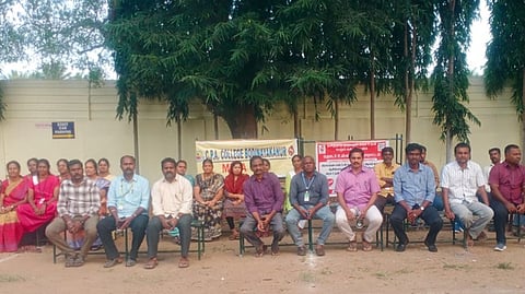       போடியில் 3-ஆவது நாளாக வெள்ளிக்கிழமை போராட்டத்தில் ஈடுபட்ட கல்லூரி பேராசிரியா்கள்.

