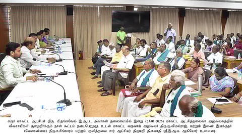 கரூா் மாவட்ட ஆட்சியரகத்தில் வெள்ளிக்கிழமை நடைபெற்ற விவசாயிகள் குறைதீா்கூட்டத்தில் பேசிய மாவட்ட ஆட்சியா் மீ. தங்கவேல். உடன் மாவட்ட வருவாய் அலுவலா் கு.விமல்ராஜ் உள்ளிட்டோா்.