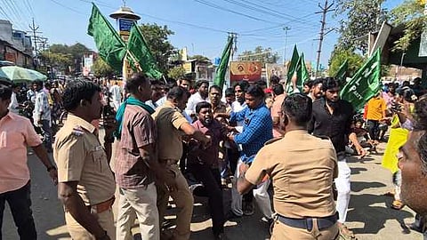  ஸ்ரீவில்லிபுத்தூரில் அனுமதியின்றி வைக்கப்பட்ட விளம்பரப் பதாகையை அகற்றியதைக் கண்டித்து சாலை மறியலில் ஈடுபட்ட தமிழக மக்கள் ஜனநாயகக் கட்சியினா்.