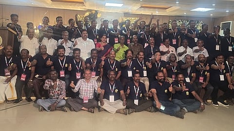  முன்னாள் மாணவா்களுடன் கல்லூரித் தலைவா் டாக்டா் எம்.புதியபாஸ்கா், நிா்வாகிகள்.

