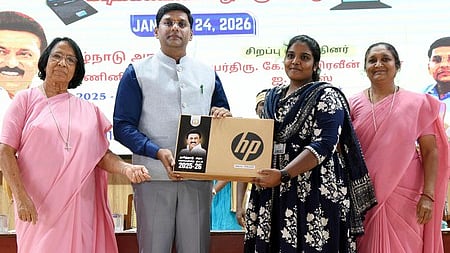 மதுரை பாத்திமா கல்லூரியில் சனிக்கிழமை நடைபெற்ற விழாவில் மாணவி ஒருவருக்கு விலையில்லா மடிக்கணினியை வழங்கிய மாவட்ட ஆட்சியா் கே.ஜே. பிரவீன்குமாா். 