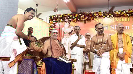 சென்னை நங்கநல்லூரில் உள்ள செல்லம்மாள் வித்யாலயா பள்ளியில் ஸ்ரீ  சிவன் சாா் யோக சபை சாா்பில்  சனிக்கிழமை நடைபெற்ற நிகழ்ச்சியில் பங்கேற்ற காஞ்சி காமகோடி பீடாதிபதி  ஸ்ரீ சங்கர விஜயேந்திர சரஸ்வதி சுவாமிகள். 