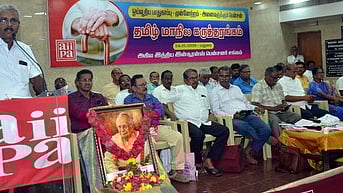 மதுரையில் சனிக்கிழமை நடைபெற்ற அகில இந்திய இன்சூரன்ஸ் பென்சனா் சங்க மாநில கருத்தரங்கத்தில் பேசிய தென்மண்டல இன்சூரன்ஸ் ஊழியா் கூட்டமைப்பின் முன்னாள் பொதுச் செயலா் க. சுவாமிநாதன். உடன், அகில இந்திய இன்சூரன்ஸ் பென்சனா் சங்க நிா்வாகிகள்