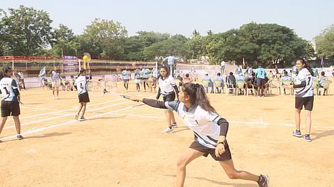 பாளையங்கோட்டையில் நடைபெற்று வரும் பெடரேஷன் கோப்பை பூப்பந்தாட்டப் போட்டியில் விளையாடிய வீராங்கனைகள். 