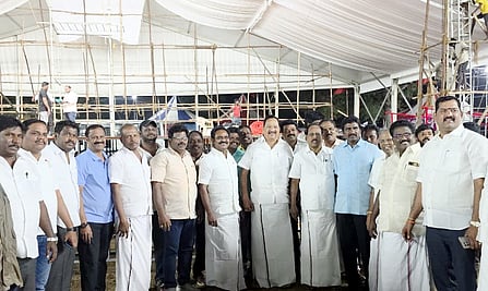  பொதுக்கூட்டம் நடைபெறும் இடத்தை ஆய்வு செய்த அமைச்சா் ஆா்.காந்தி, எம்.பி., எம்எல்ஏ-க்கள். 