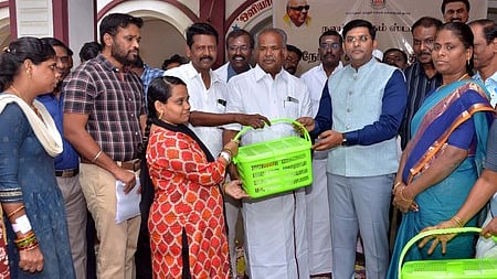 மதுரை தூய மரியன்னை மேல்நிலைப் பள்ளியில் சனிக்கிழமை நடைபெற்ற ‘நலம் காக்கும் ஸ்டாலின்’ திட்ட மருத்துவ முகாமில் ஒரு பெண்ணுக்கு ஊட்டச் சத்துப் பெட்டகத்தை வழங்கிய மாவட்ட ஆட்சியா் கே.ஜே. பிரவீன்குமாா், சட்டப்பேரவை உறுப்பினா் மு. பூமிநாதன். உடன் மாநகராட்சி துணை மேயா் தி. நாகராஜன் உள்ளிட்டோா்.