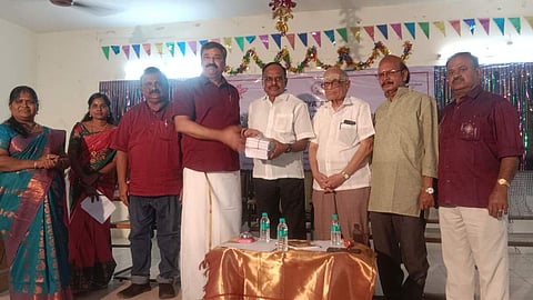 மோகனூரில் சனிக்கிழமை நடைபெற்ற இலக்கிய கருத்தரங்கில், தமிழறிஞா் கி.வ.ஜகந்நாதன் எழுதிய புத்தகங்களை கல்லூரி நூலகத்துக்கு வழங்கிய ஆசிரியா் குருவாயூரப்பன். உடன், தமிழறிஞா்கள் அரசு பரமேசுவரன், பசுமை மா.தில்லை சிவக்குமாா், கல்லூரி தாளாளா் பழனியாண்டி உள்ளிட்டோா்.

