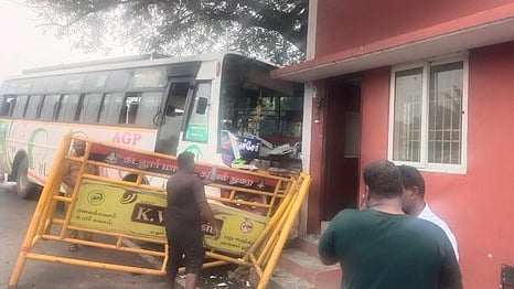 கடலூா், ஆல்பேட்டையில் உள்ள காவல் சோதனைச் சாவடி கட்டடம் மீது மோதி நிற்கும் தனியாா் பேருந்து.

