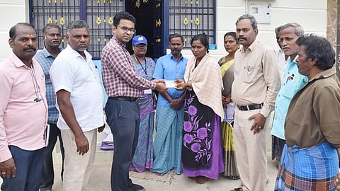  குதிரைச்சந்தல் கிராமத்தில் ‘உங்க கனவ சொல்லுங்க’ திட்டத்தின் கீழ் பயனாளிக்கு தனித்துவ அடையாள எண்ணுடன் கூடிய கனவு அட்டையை வழங்கிய ஆட்சியா் எம்.எஸ்.பிரசாந்த்  

