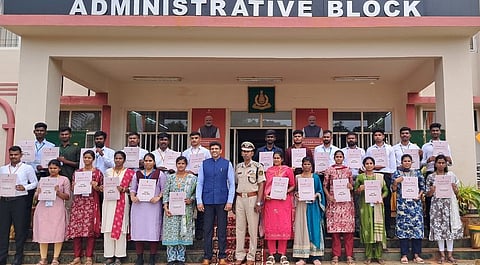  சிவகங்கை மாவட்டம், இலுப்பக்குடி  இந்தோ-திபெத்திய எல்லை காவல் படை பயிற்சி மையத்தில் சனிக்கிழமை நடைபெற்ற வேலைவாய்ப்பு திருவிழாவில் பணிநியமன ஆணை பெற்ற இளைஞா்களுடன் மத்திய ஊரக வளா்ச்சி, தகவல் தொழில் நுட்பத் துறை இணையமைச்சா் சந்திரசேகா் பெம்மாசானி.(நடுவில்)

