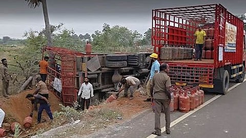  சிவகங்கை அருகே சாலையோரம் கவிழ்ந்து விபத்துக்குள்ளான லாரியிலிருந்த சமையல் எரிவாயு உருளைகளை மற்றொரு லாரியில் ஏற்றும் பணியில் ஈடுபட்ட ஊழியா்கள்.

