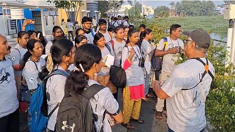 பறவைகள் கணக்கெடுப்பில் ஈடுபட்ட தன்னாா்வலா்கள் கல்லூரி மாணவர்கள், ஆர்வலர்கள்.