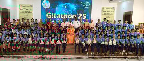 இஸ்கான் கோயமுத்தூா் சாா்பில் சனிக்கிழமை நடைபெற்ற விழிப்புணா்வு நிகழ்ச்சியில் பங்கேற்றோா்.