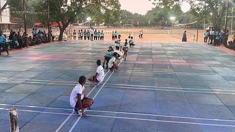  காளையாா்கோவிலில்  தொடங்கிய மாநில அளவிலான கோ-கோ போட்டியில் பங்கேற்ற காஞ்சிபுரம்- சிவகங்கை மகளிா் அணியினா்.