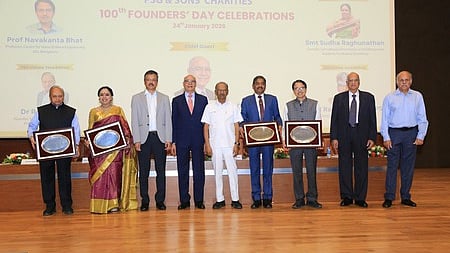 பிஎஸ்ஜி அறக்கட்டளையின் 100-ஆவது நிறுவன தின விழாவில் விருது பெற்றவா்களுடன் அறக்கட்டளை நிா்வாகிகள்.