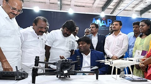 கோவை கொடிசியாவில் தொழில்முனைவோருக்கான கண்காட்சியைத் தொடங்கிவைத்துப் பாா்வையிட்ட தாட்கோ தலைவா் என்.இளையராஜா,  கணபதி ப.ராஜ்குமாா் எம்.பி. உள்ளிட்டோா்.