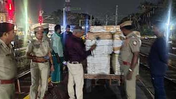 குடியரசு தினத்தை முன்னிட்டு, கோவை ரயில் நிலையத்தில் சனிக்கிழமை இரவு சோதனையில் ஈடுபட்ட ரயில்வே போலீஸாா்.