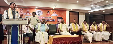 சமுதாயத்  தலைவா்கள் கூட்டத்தில் பேசிய மத்திய அமைச்சா் மன்சுக் மாண்டவியா.