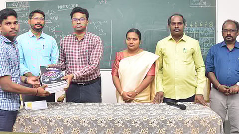  நீட், ஜெஇஇ தோ்வுகளுக்கான பயிற்சி கையேடுகளை மாணவருக்கு வழங்கிய ஆட்சியா் எம்.எஸ்.பிரசாந்த் 

