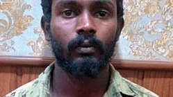  சந்தோஷ்குமாா்.

