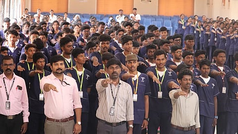   உறுதிமொழி ஏற்றோா்.

