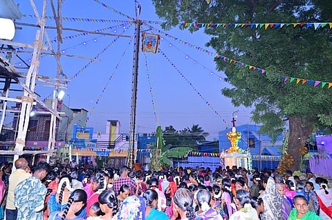  கொடியேற்ற நிகழ்ச்சியில் பங்கேற்றோா்.

