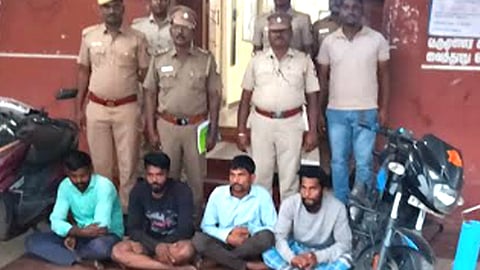 பறிமுதல் செய்யப்பட்ட பேட்டரிகள், வயா்கள் மற்றும் கைதான 4 பேருடன் திருவண்ணாமலை மாவட்ட குற்றப் பிரிவு போலீஸாா்.